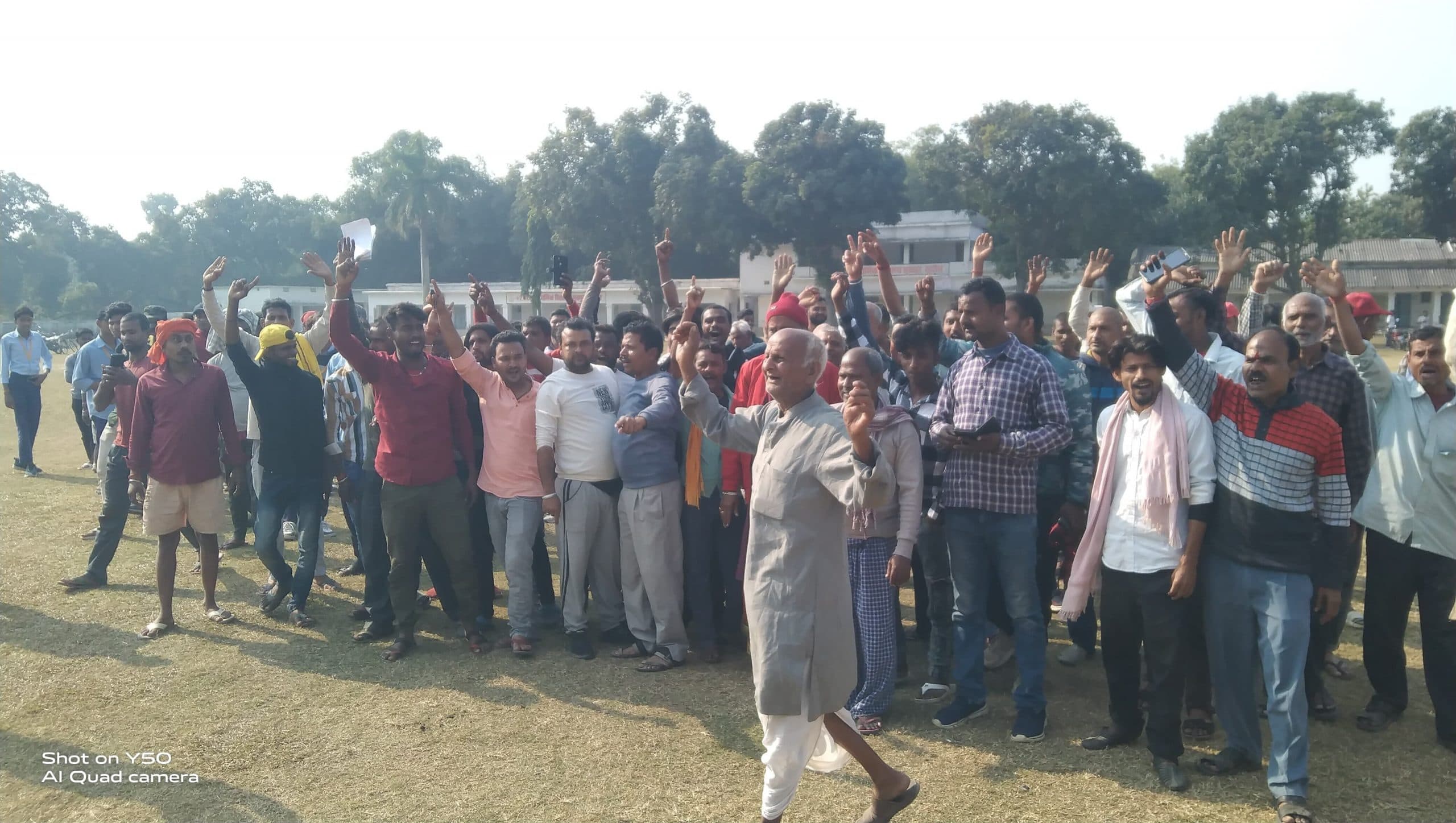 बास्केटबॉल कोट निर्माण के विरोध में ग्रामीणों ने किया प्रदर्शन