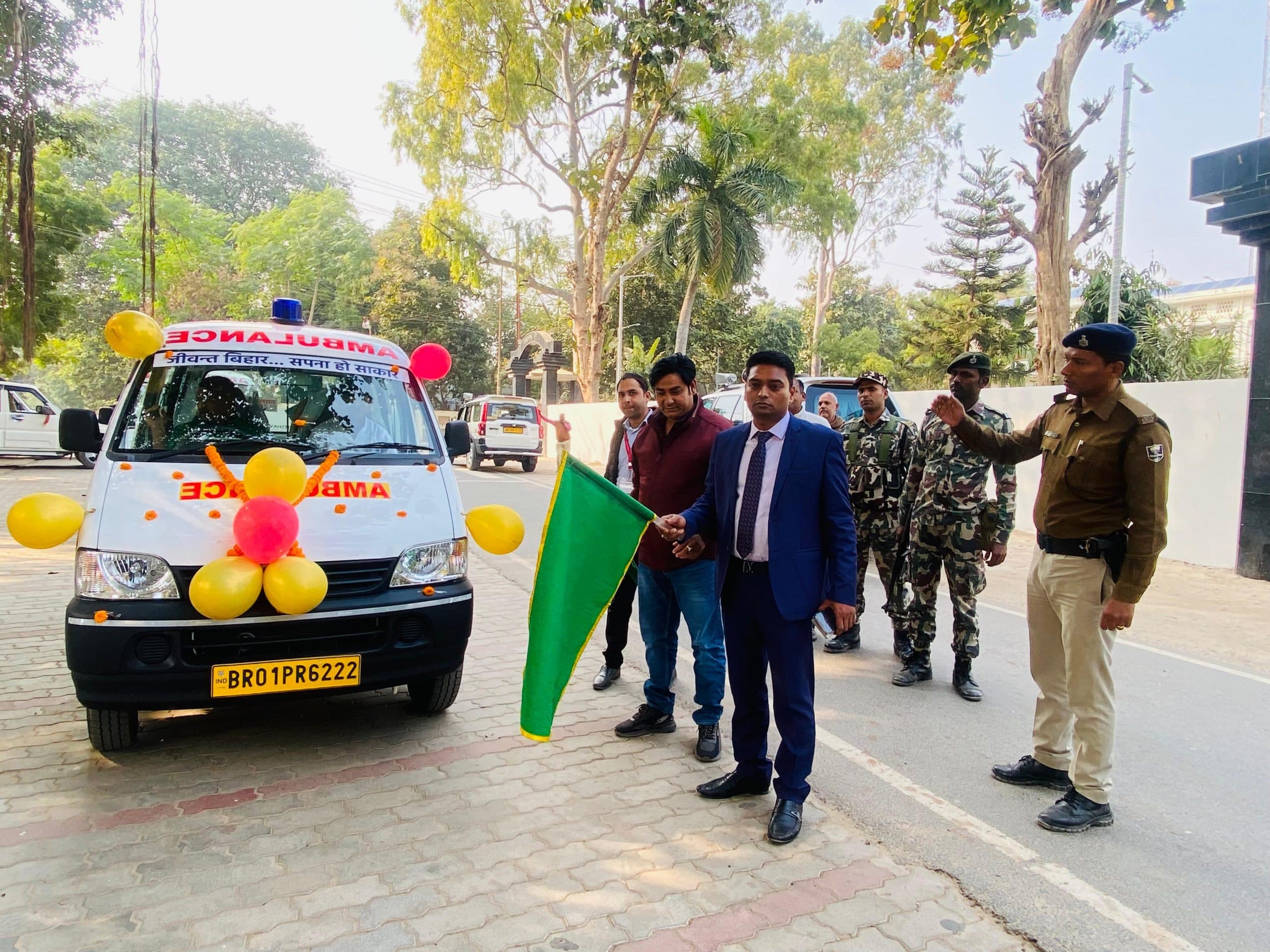 तीन बेसिक लाइफ सपोर्ट एंबूलेंस को हरी झंडी दिखाकर डीएम ने किया रवाना