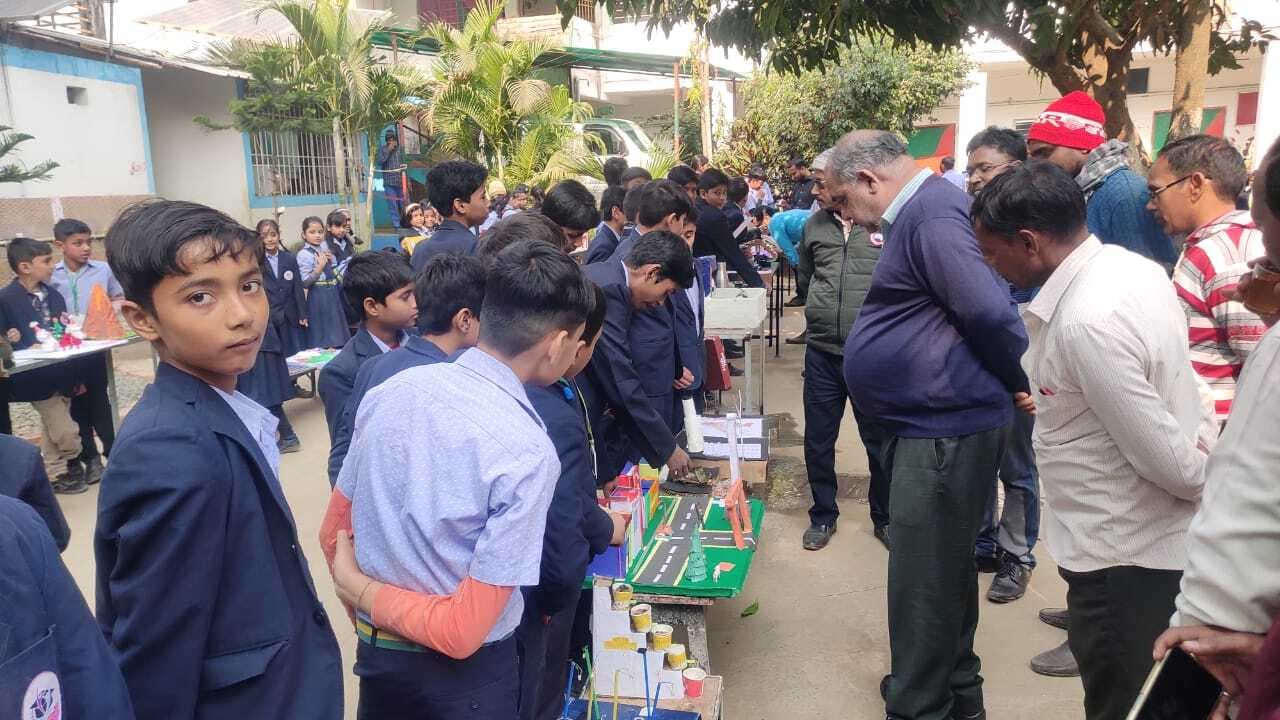 विज्ञान प्रदर्शनी में छोटे वैज्ञानिकों ने दिखाई अपनी प्रतिभा