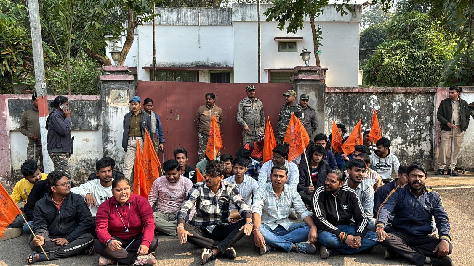 Campus News : कुलपति आवास का एबीवीपी नगर इकाई ने किया घेराव