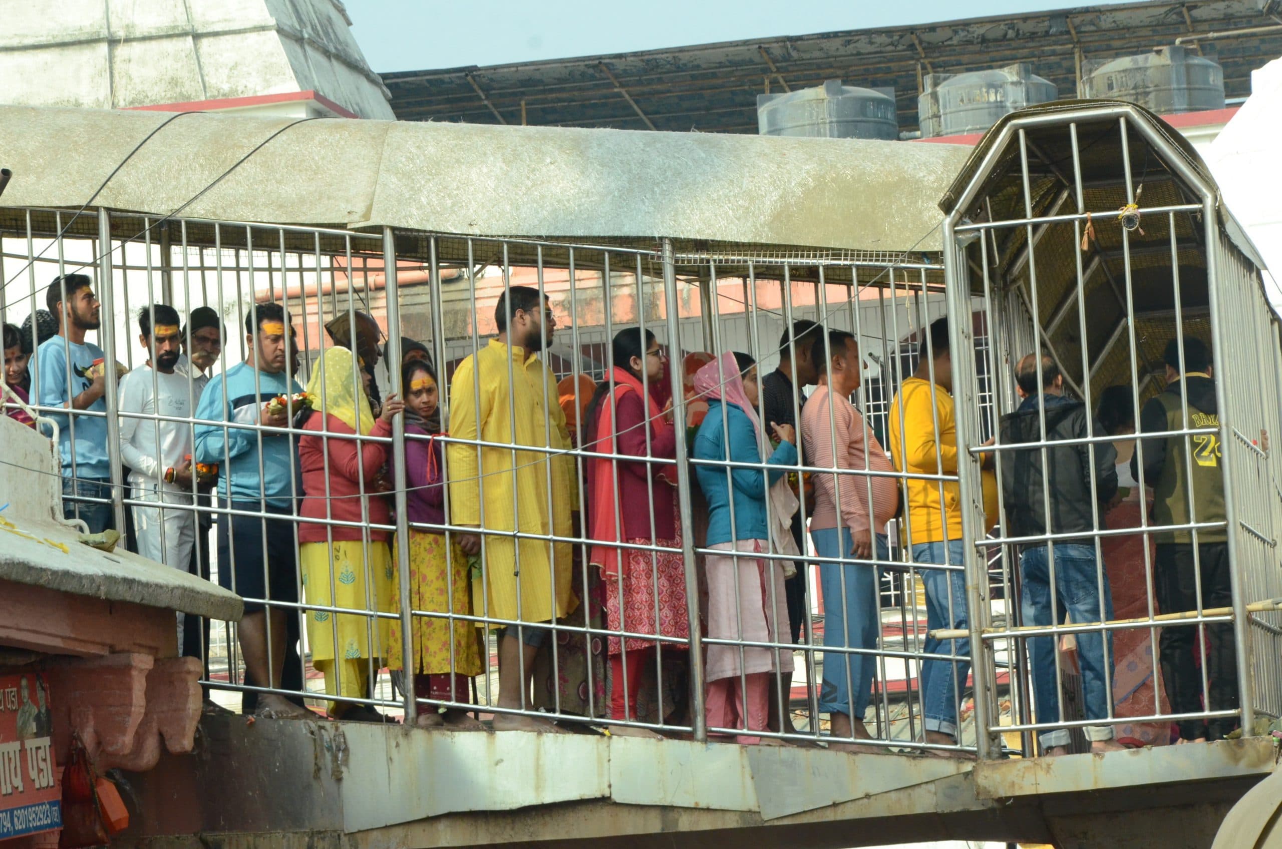 Deoghar News : बाबा मंदिर में बंगाल से आये भक्तों की रही भीड़