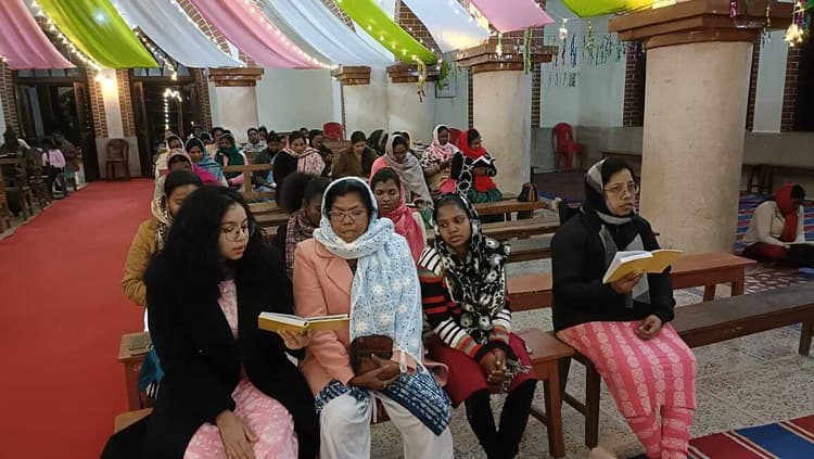 Lead News : गिरजाघरों में हुई प्रार्थना, प्रभु यीशु की उपासना डूबे अनुयायी