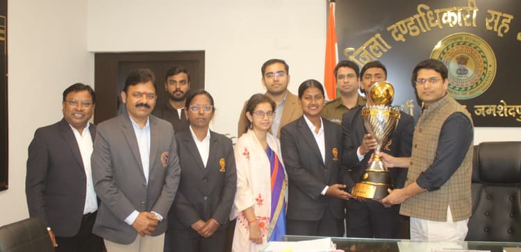 रोलबॉल खिलाड़ी व कोच ने डीसी से की मुलाकात