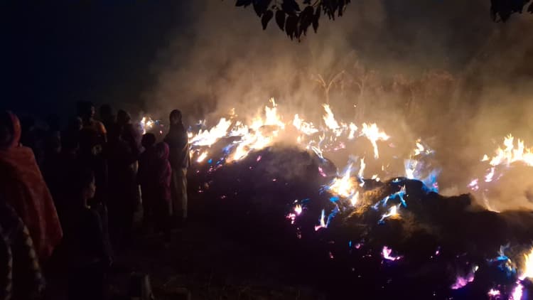 14 बीघा के धान के ढेर में लगा दी आग,  आरोपित युवक गिरफ्तार