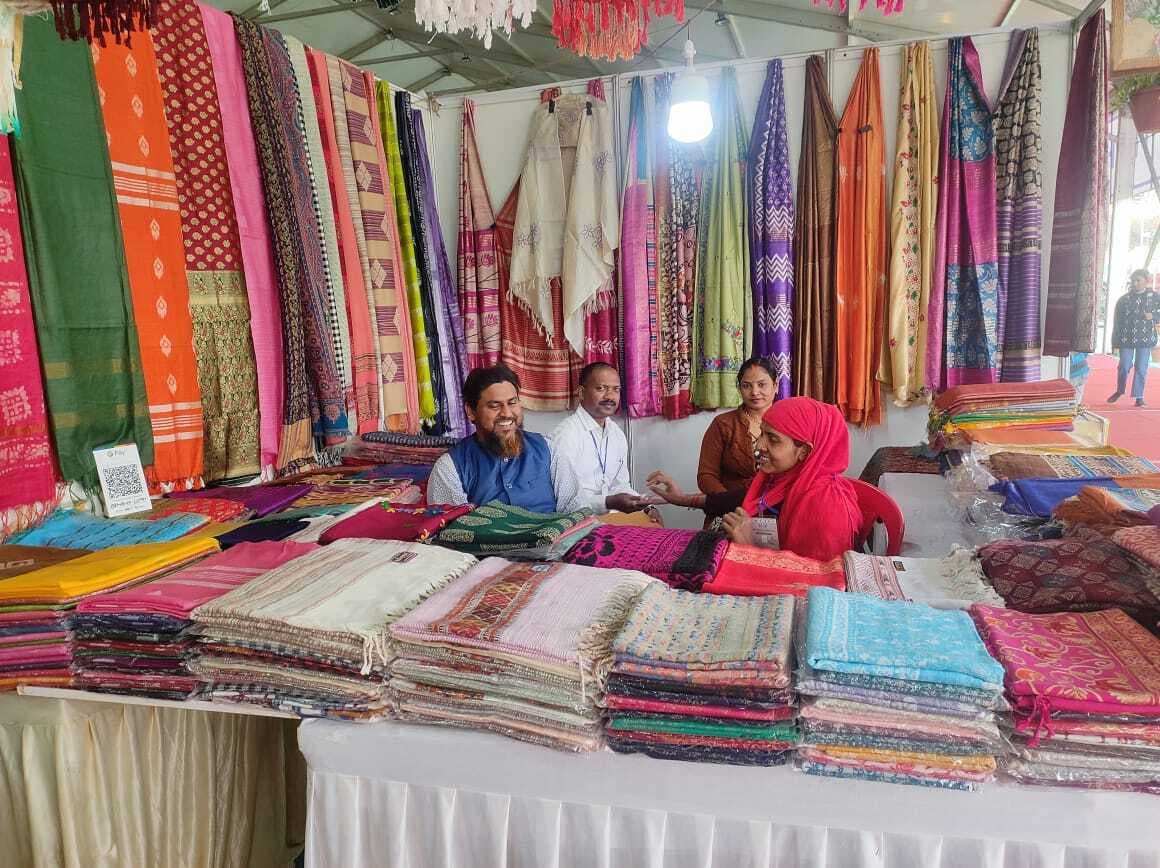 राष्ट्रीय खादी व सरस महोत्सव में पांच एसएचजी ने लगाये स्टॉल