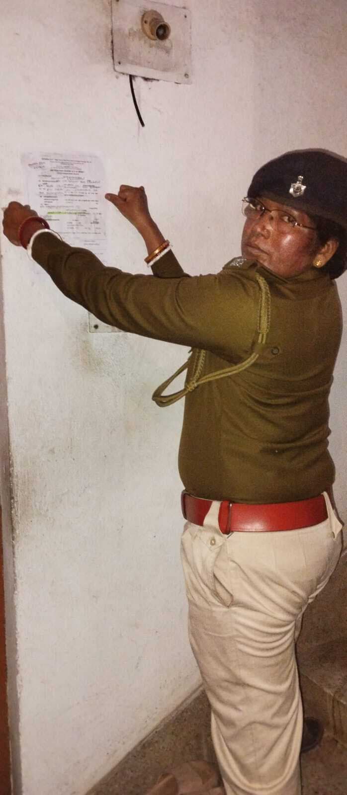 Jamshedpur News : 3.50 करोड़ धोखाधड़ी के आरोपी के घर पुलिस ने चिपकाया इश्तेहार