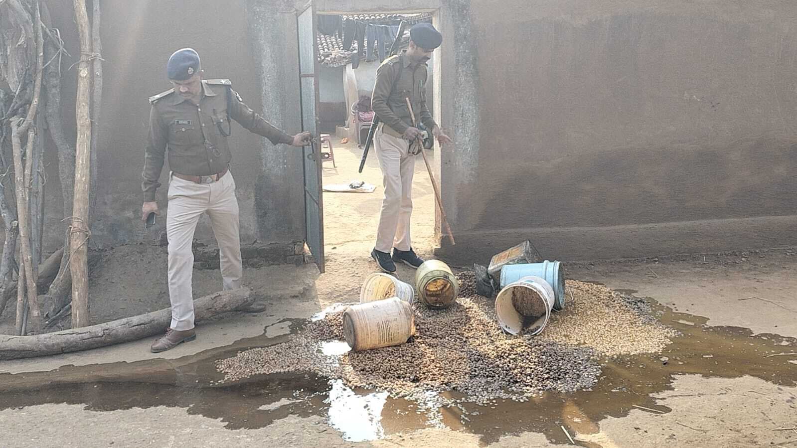 पुलिस ने 300 किलो फूला हुआ महुआ को किया नष्ट