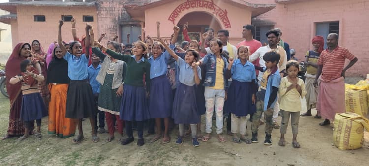 नौ दिसंबर से बंद है स्कूल, दर्जनों छात्र पहुंचे प्रखंड कार्यालय
