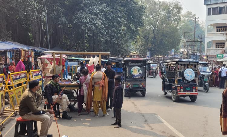 Gaya News : बोधगया के फुटपाथी दुकानदारों के पहचानपत्र के साथ पूरी जानकारी होगी इकट्ठा