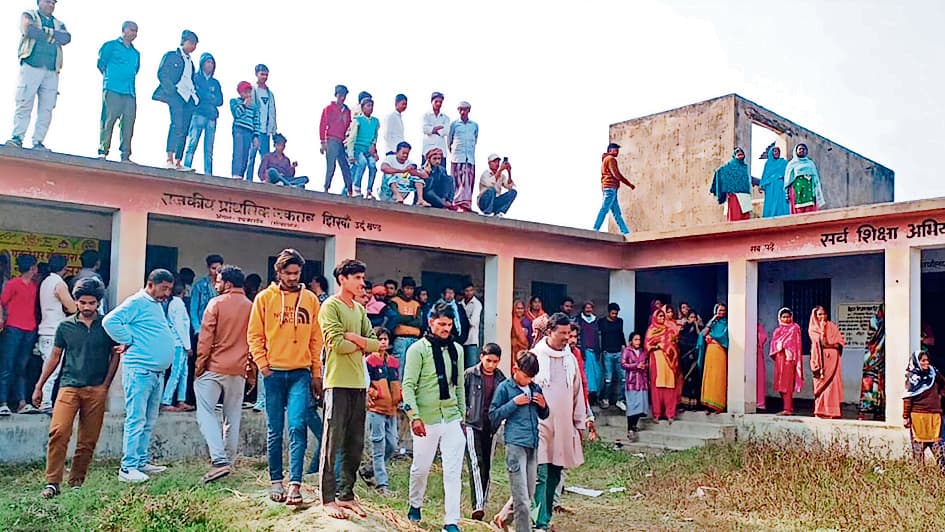 Gopalganj News  : एक माह पहले घर आये युवक का वर्षों से बंद पड़े स्कूल के कमरे से मिला शव