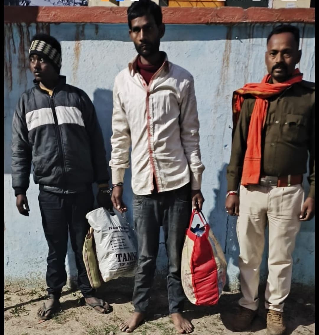 Purnia news : टोटो चोरी में दो अभियुक्तों को पुलिस ने किया गिरफ्तार