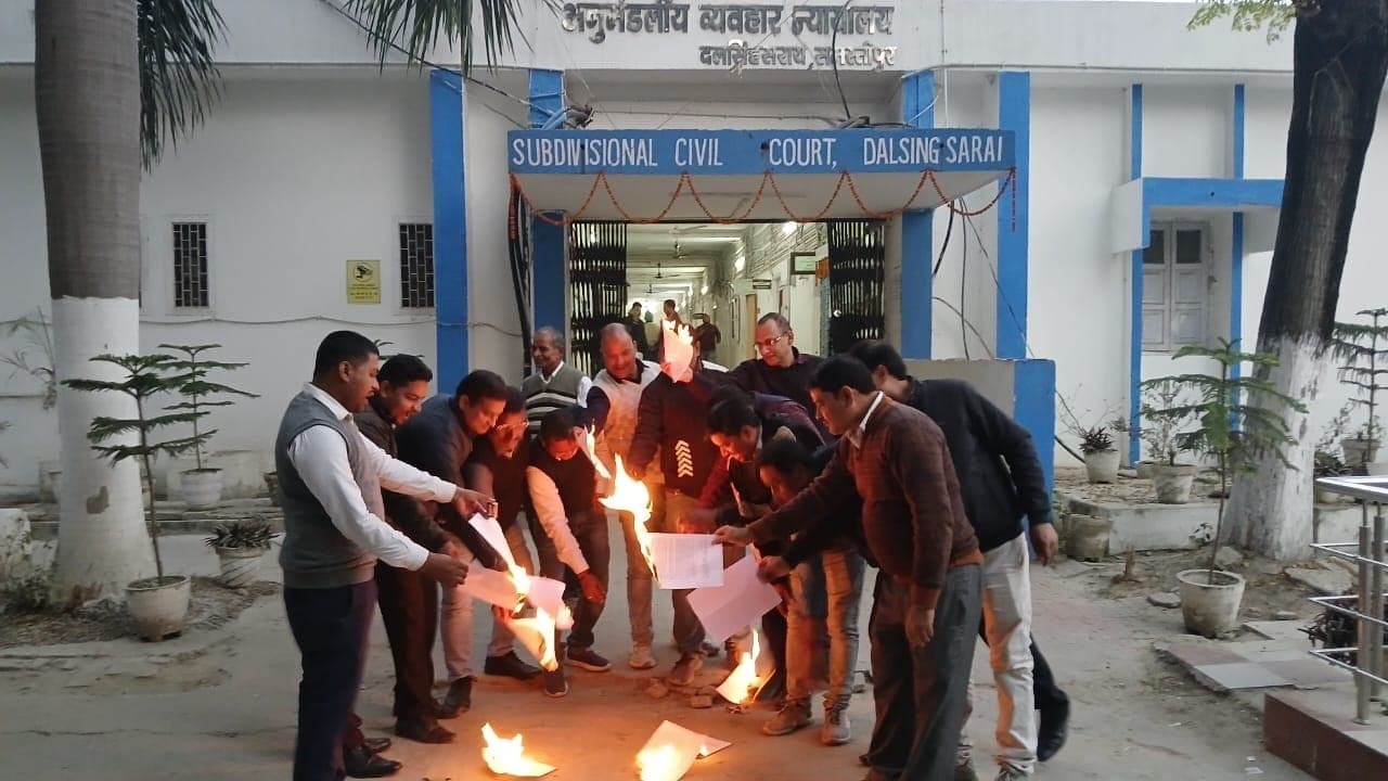 अनुमंडलीय व्यवहार न्यायालय के कर्मचारियों ने किया प्रदर्शन