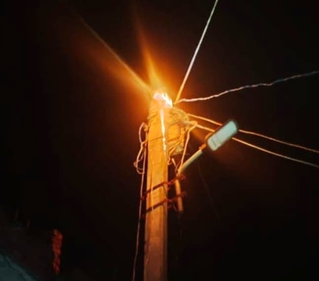 Darbhanga News: जाले में शॉर्ट सर्किट से बिजली के केबुल में लगी आग, लाखों की क्षति