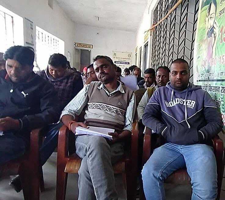 किसानों को दी गयी फसल बीमा की जानकारी