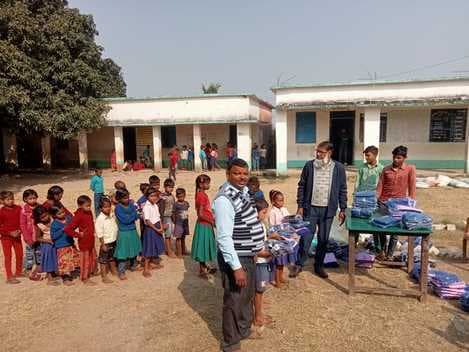 छात्र-छात्राओं के बीच पोशाक, स्वेटर व जूता का वितरण