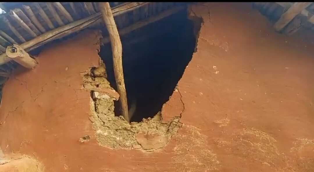 Chaibasa News : हाथी ने घर की दीवार तोड़ी, बाप-बेटी ने भागकर बचायी जान