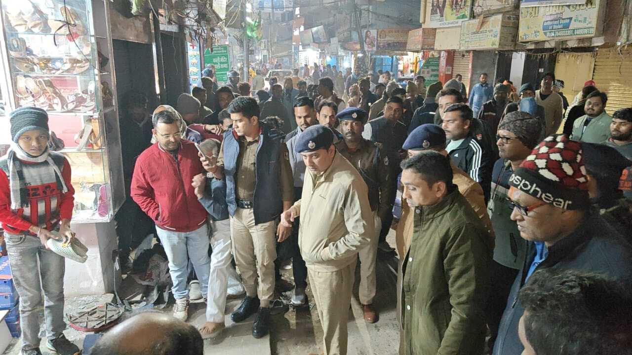 Bhagalpur news पुलिस की गश्ती गाड़ी असंतुलित होकर दुकान में घुसी, दुकानदार घायल