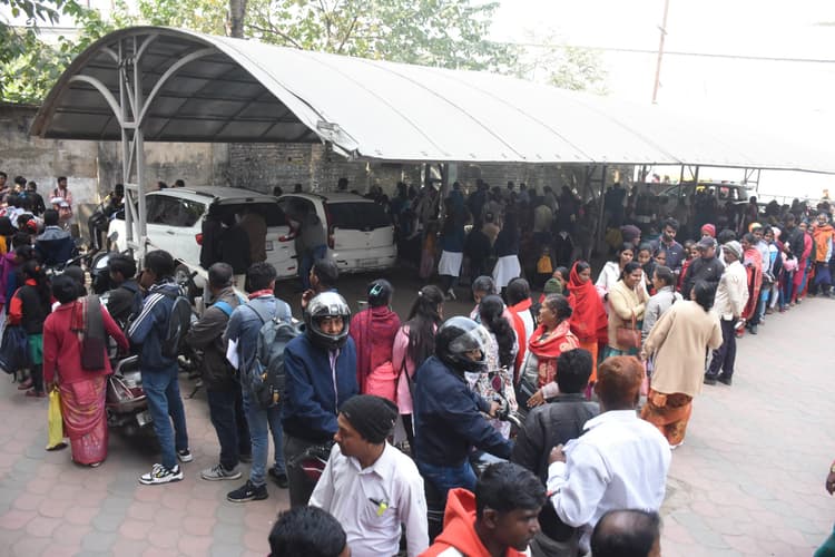 Ranchi news : आधार के लिए केंद्रों पर लग रही लंबी लाइन