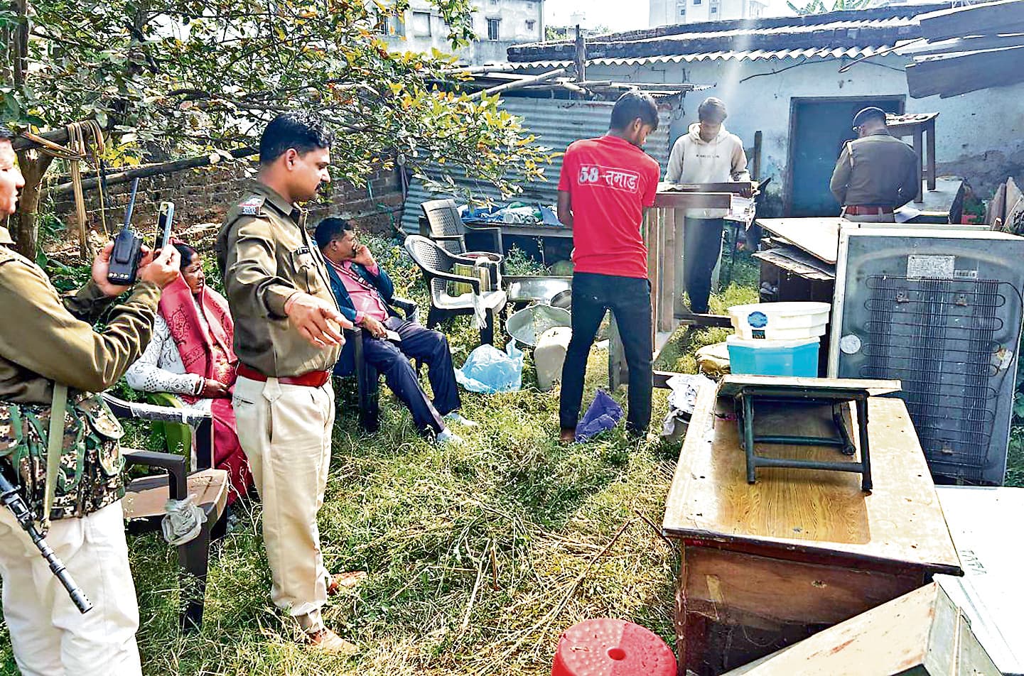 Ranchi News : फरार आरोपियों के घर की पुलिस ने की कुर्की