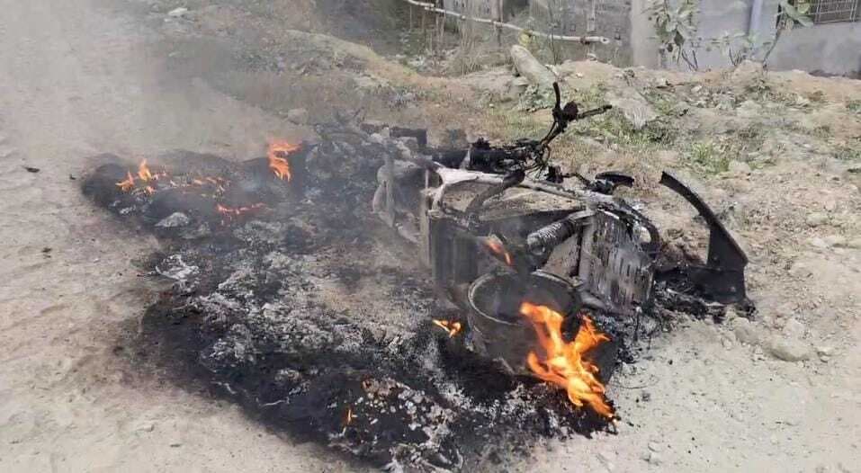 Jamshedpur News : बिरसानगर में बैटरी गाड़ी में लगी आग, बाल-बाल बचे पति-पत्नी और बच्चे