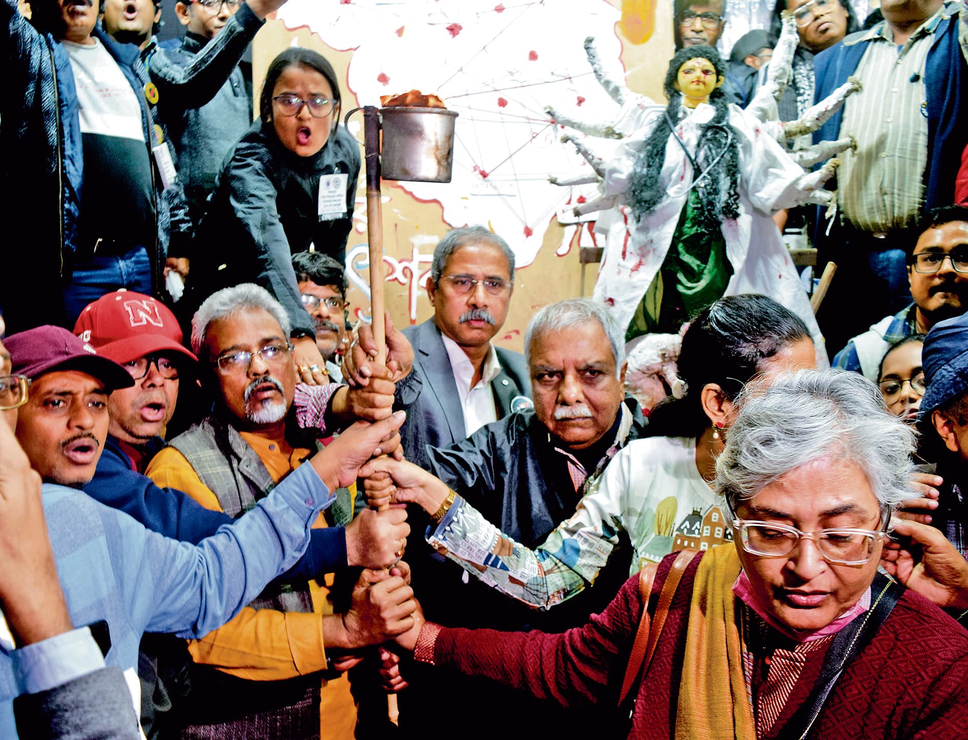 चिकित्सकों ने मनाया ‘द्रोहेर बड़ो दिन’, मशाल जलाकर मांगा न्याय