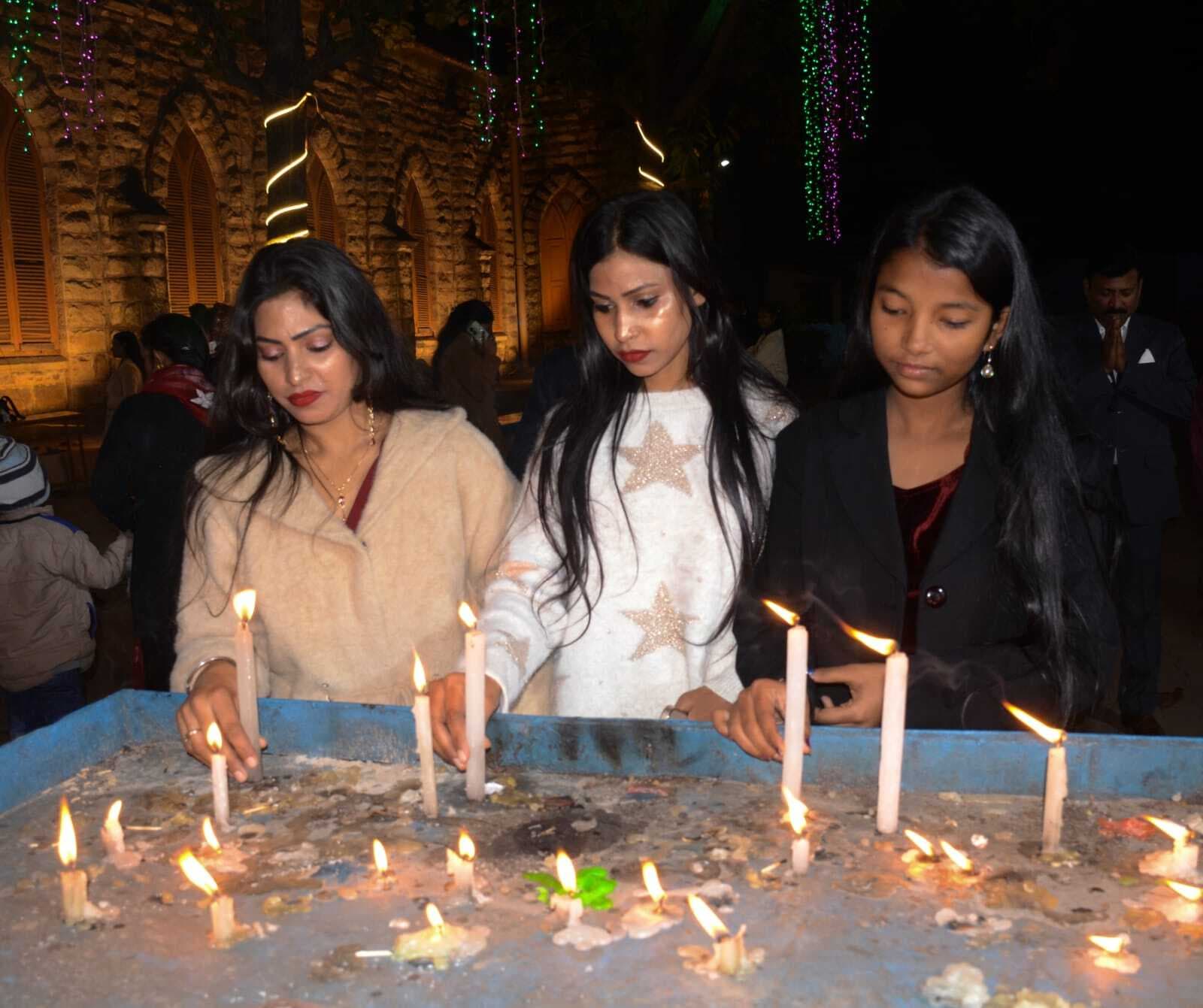 Dhanbad News : बालक यीशु के जन्म लेते ही धनबाद के गिरजाघरों में गूंजे मेरी क्रिसमस