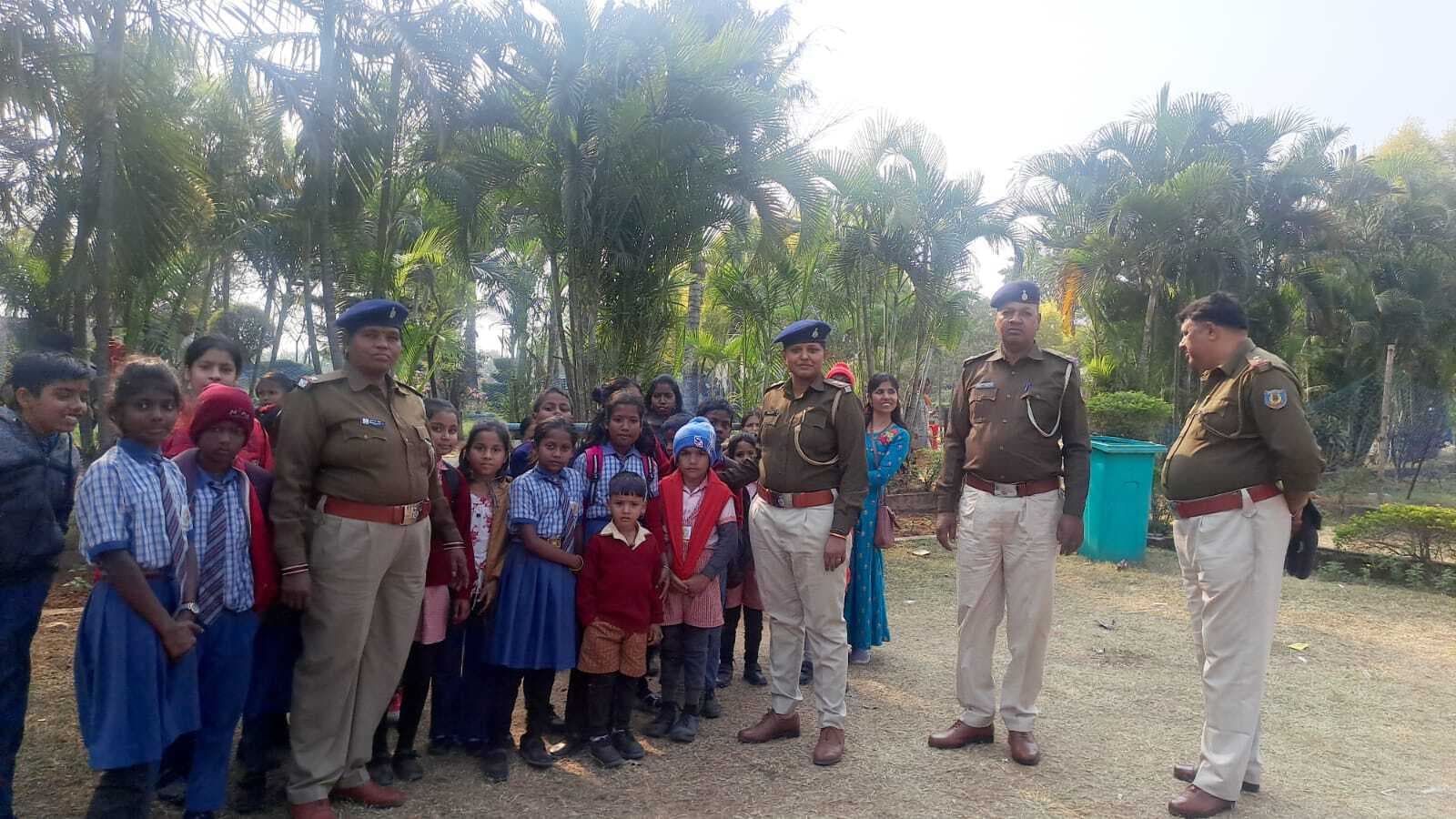 Dhanbad News:महिला थानेदार ने पार्क में प्रेमी जोड़ों को लगायी फटकार