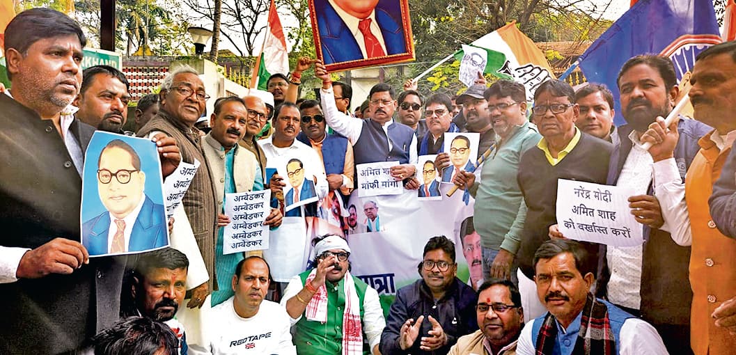 Dhanbad News : कांग्रेस ने निकाली बाबासाहेब आंबेडकर सम्मान यात्रा, मांगा गृहमंत्री का इस्तीफा