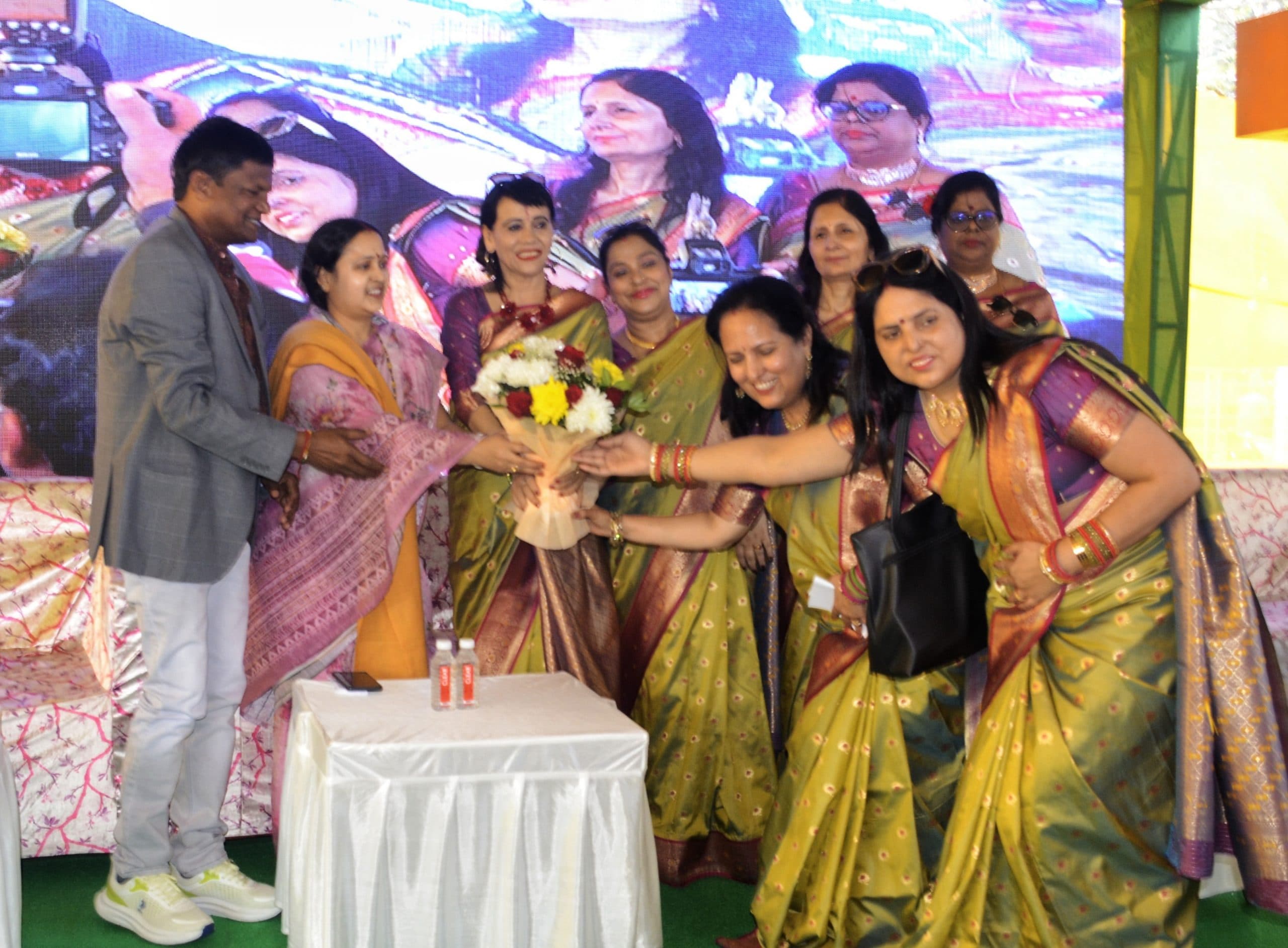 Dhanbad News : सांसद ने किया आनंद मेला का उद्घाटन, बोले-महिलाओं को आत्मनिर्भर बना रहा दीक्षा महिला मंडल