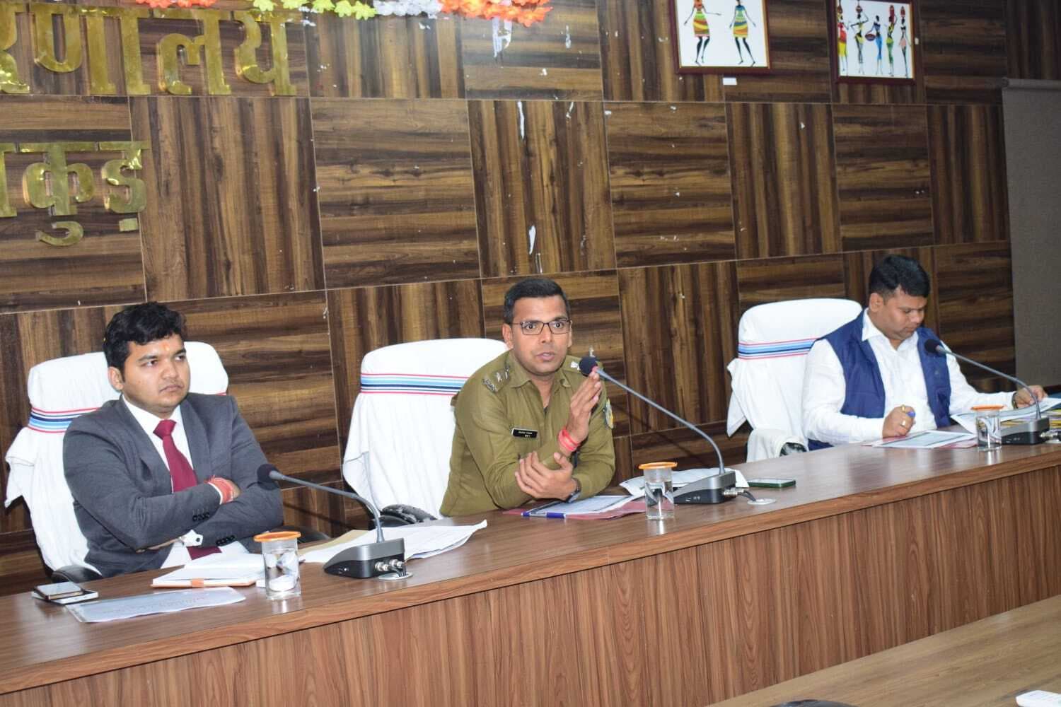 जिले में अवैध खनन, भंडारण व ढुलाई पर लगायें रोक : डीसी