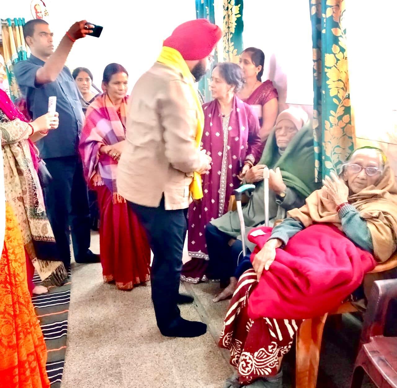 Jamshedpur news. एमजीएम अस्पताल व घोड़ाबांधा में हर हर महादेव सेवा संघ ने बांटे कंबल