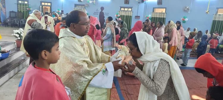 प्रभु यीशु के जन्मोत्सव पर गूंजे कैरोल गीत