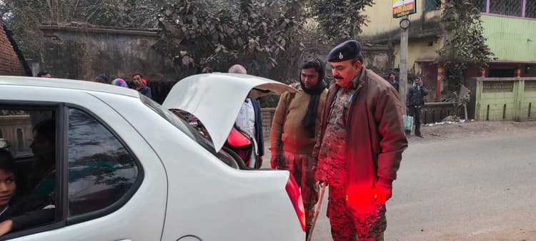 पुलिस ने की वाहनों के कागजातों की जांच