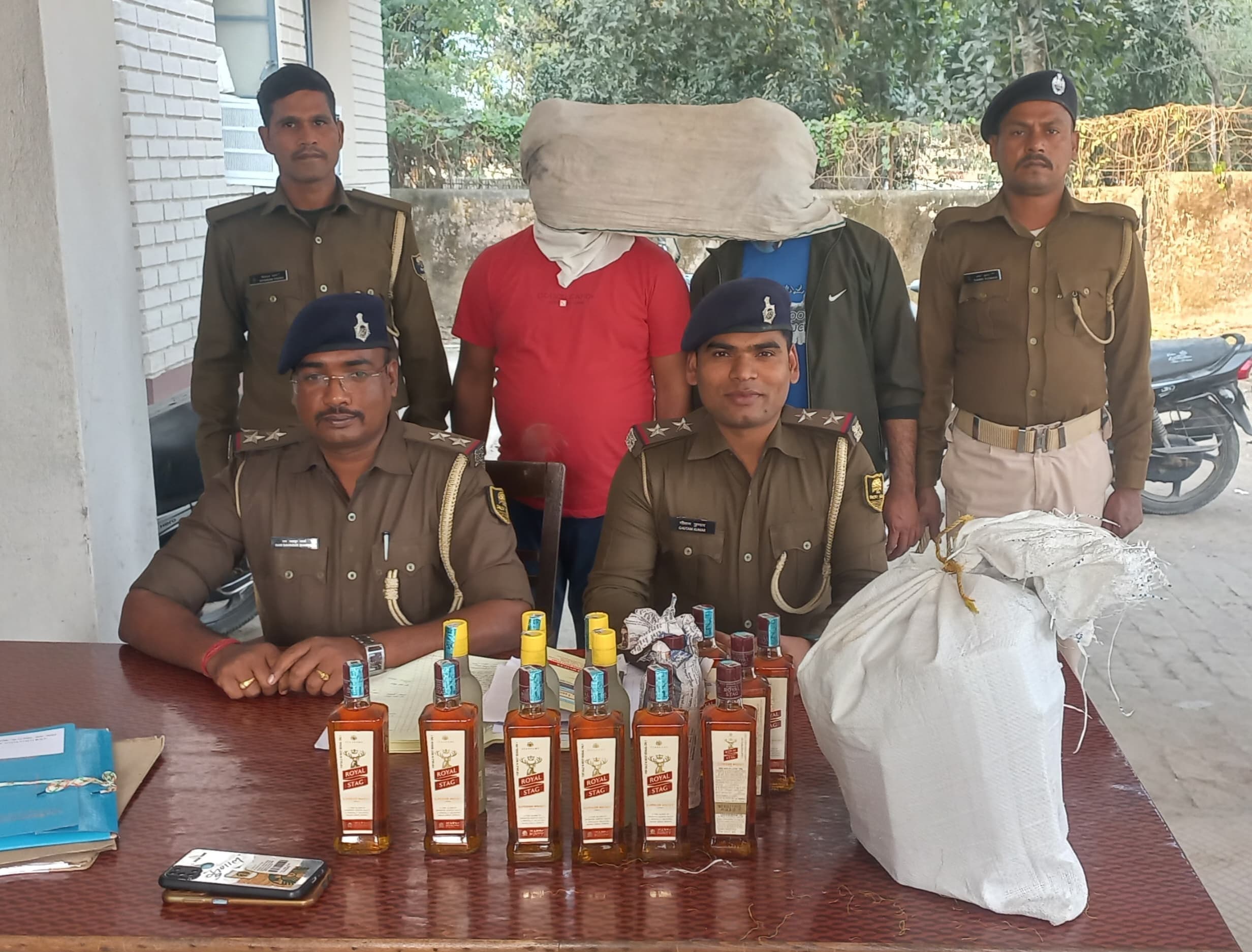 विदेशी शराब के साथ दो तस्कर गिरफ्तार, भेजे गये जेल