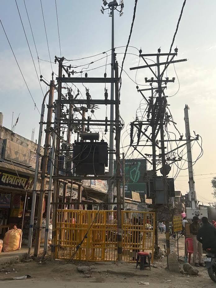 शहर में ट्रांसफाॅर्मर के पास सुरक्षा को लेकर किया गया बैरिकेडिंग