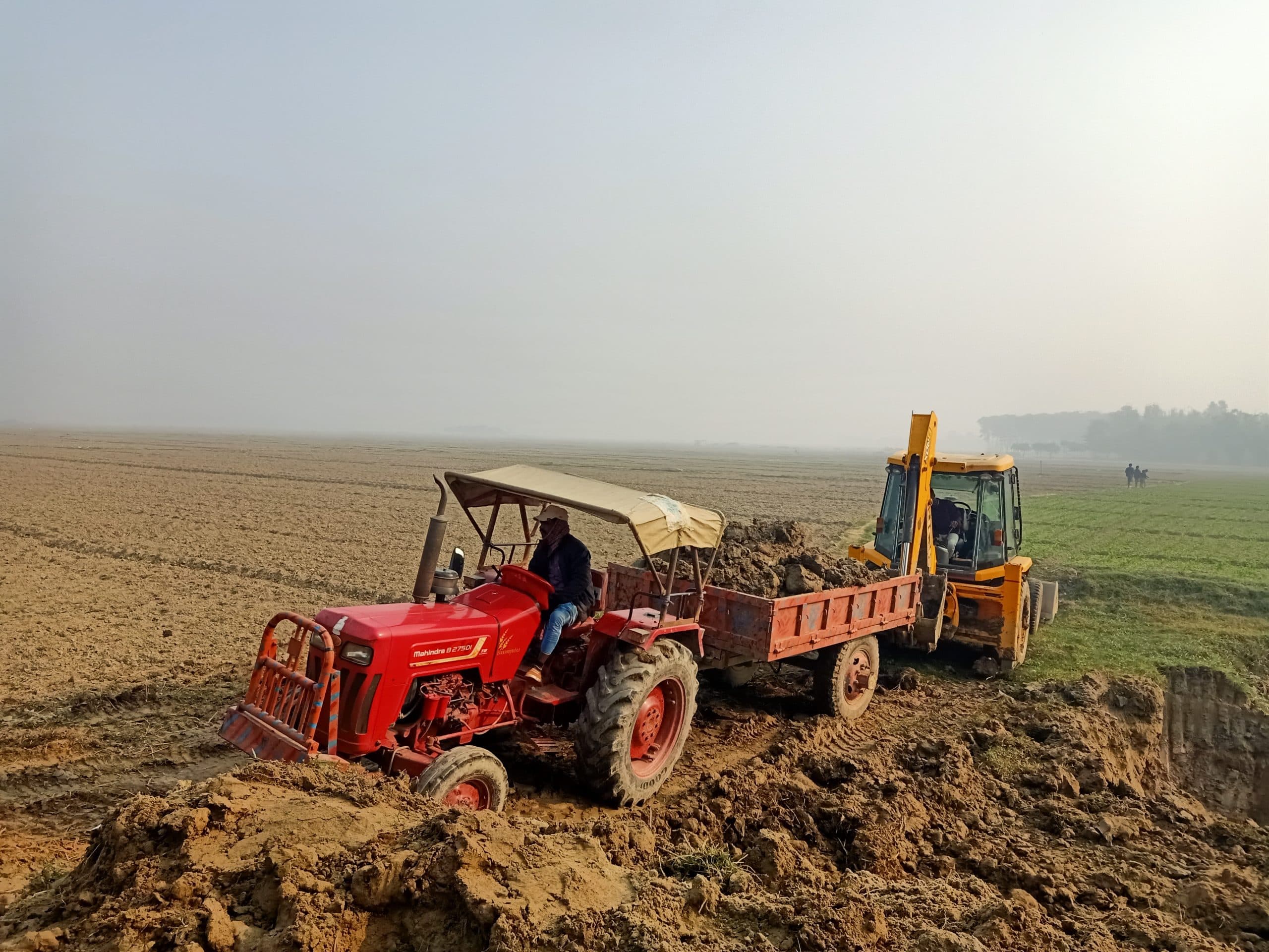 बलिया बेलौन क्षेत्र में अवैध ढंग से हो रहा मिट्टी खनन, विभाग बेखबर