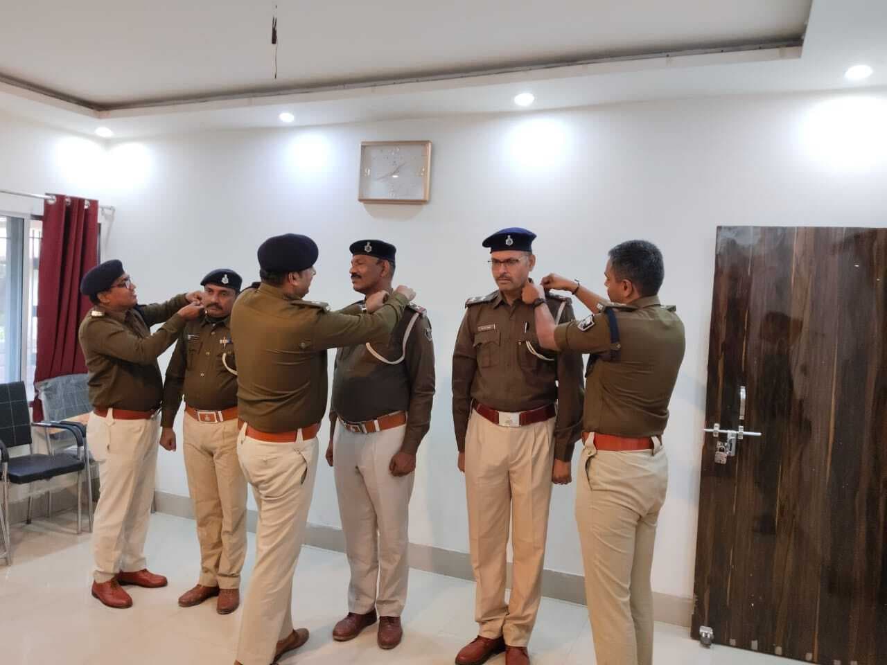 पदोन्नति मिलने पर एसपी ने दो स्टार लगाकर किया सम्मानित