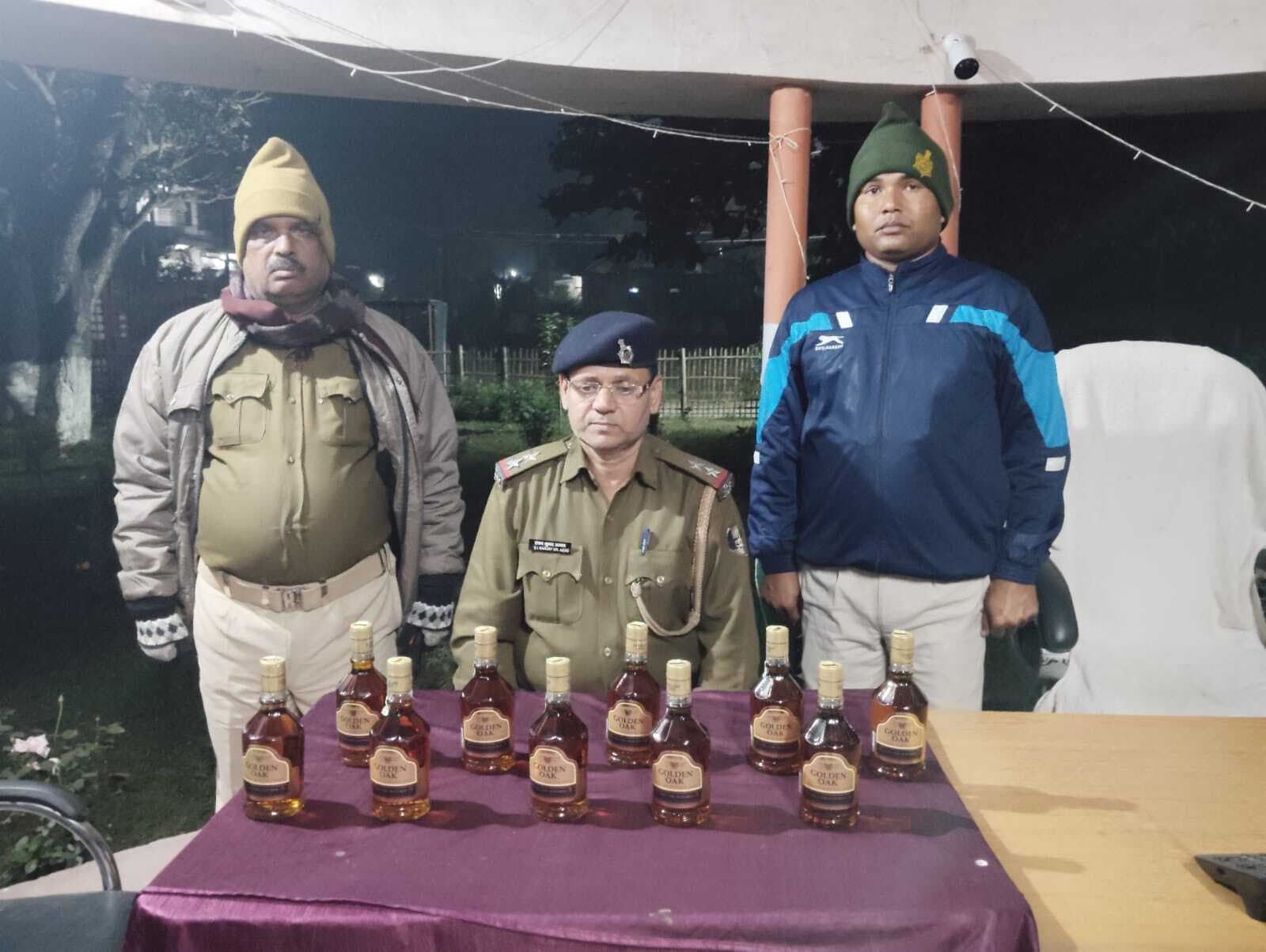 10 बोतल अंग्रेजी शराब बरामद