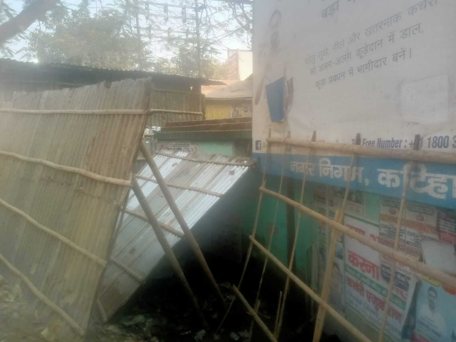 डीएस कॉलेज मुख्य द्वार पर अतिक्रमणकारियों का कब्जा, शोभा पर लग रहा बट्टा