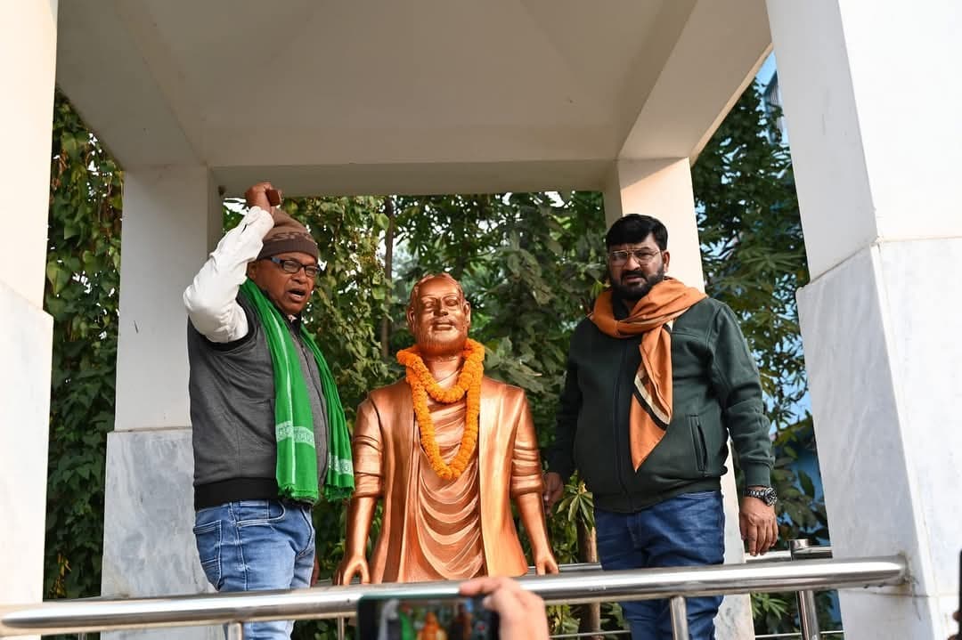 शहीद निर्मल महतो की प्रतिमा पर माल्यार्पण कर किया नमन