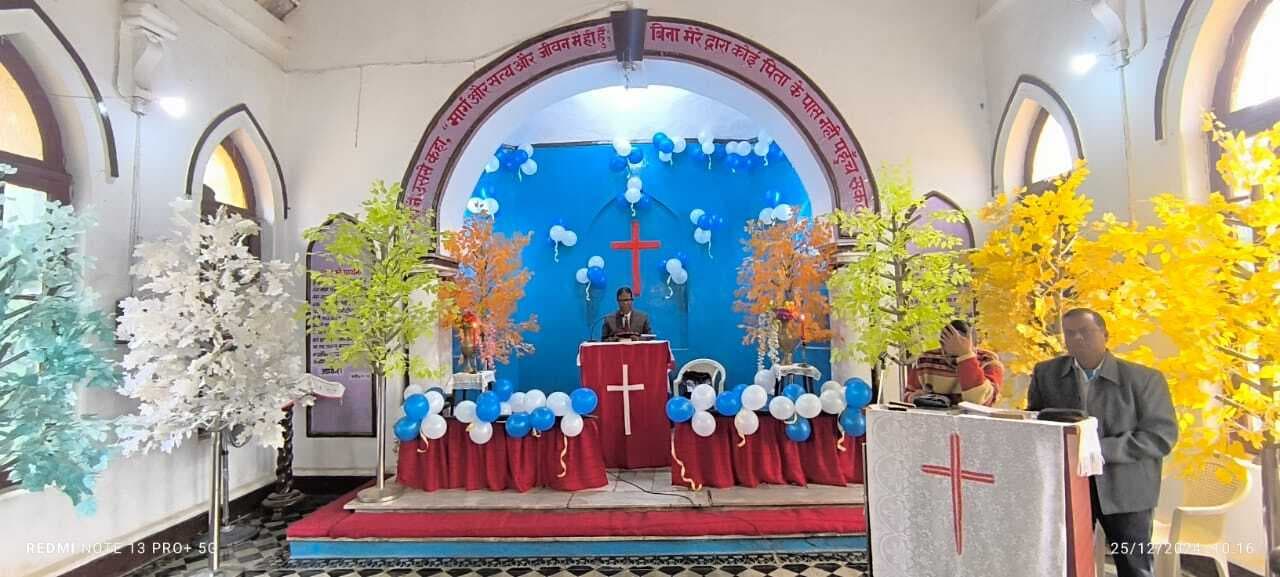 क्रिसमस पर देर रात गिरिजाघरों में हुई विशेष प्रार्थना सभा