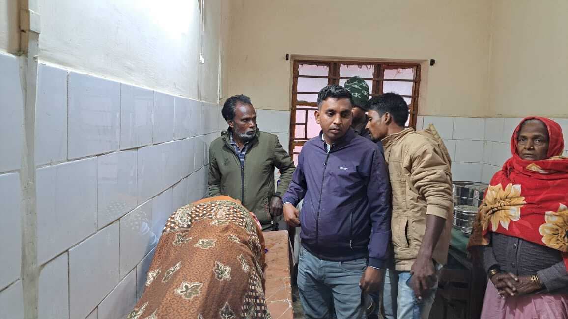 वाहन के धक्के से वृद्ध व्यक्ति घायल, धनबाद रेफर