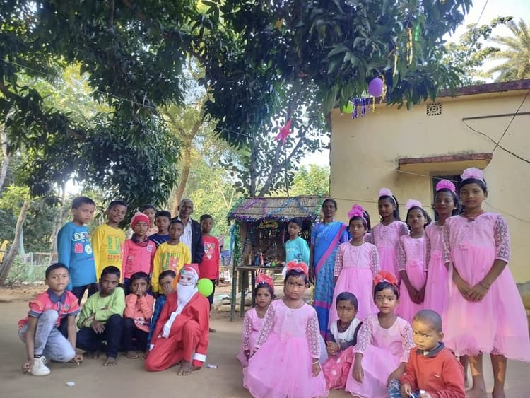 मुर्गापाथर में क्रिसमस पर सांस्कृतिक कार्यक्रम आयोजित