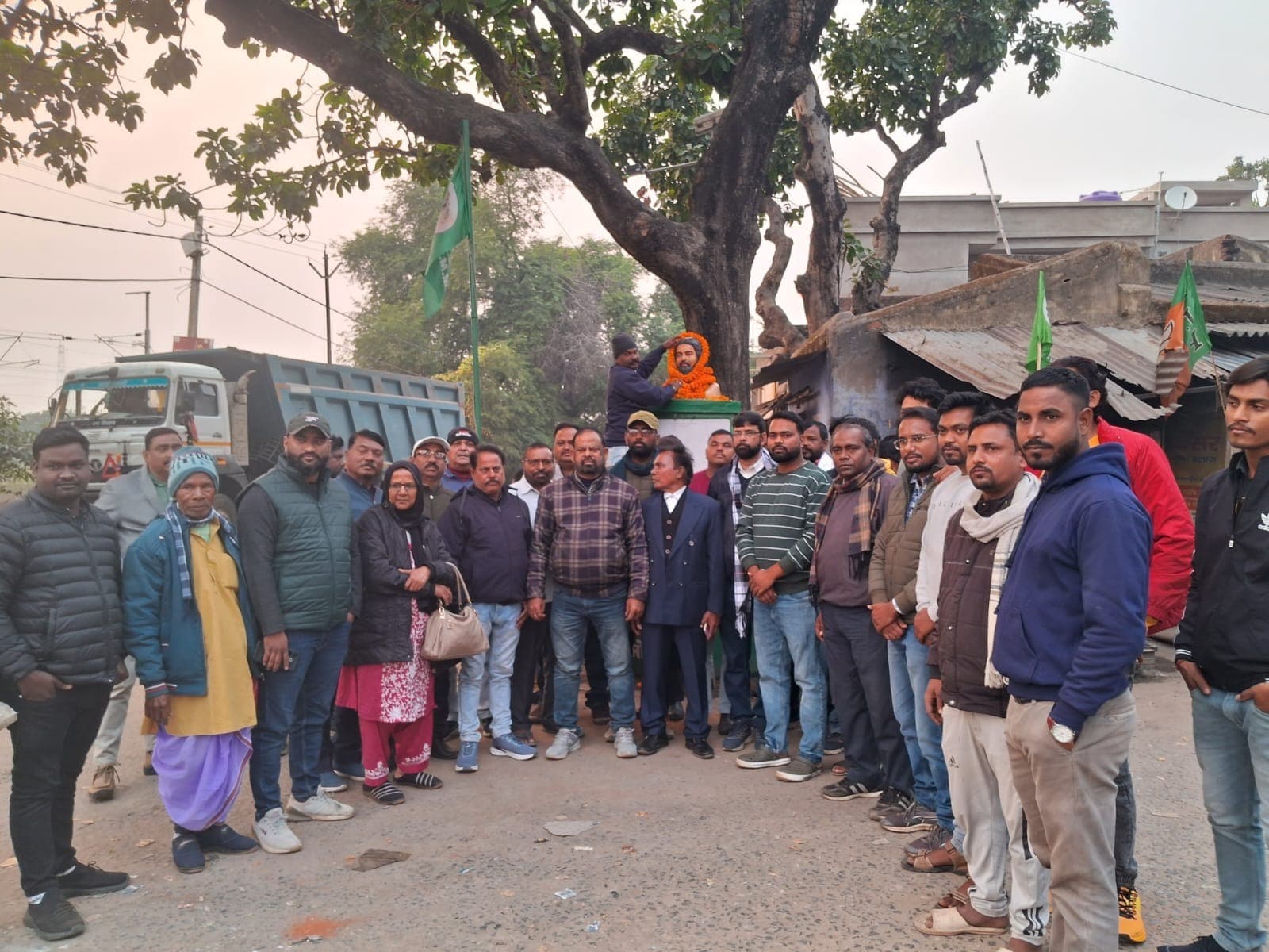 झामुमो कार्यकर्ताओं ने निर्मल महतो को किया याद