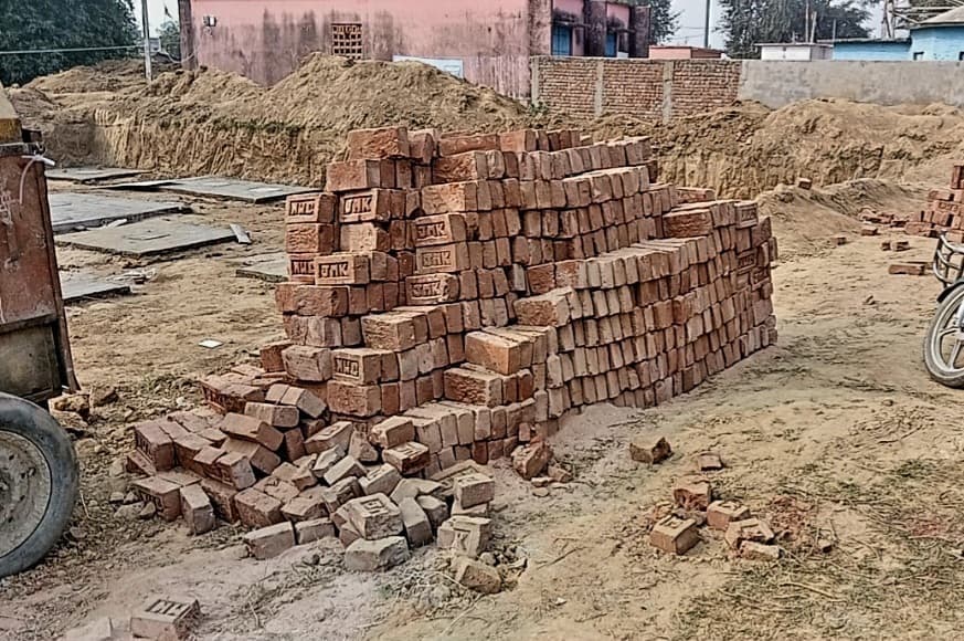 ग्रामीणों ने पंचायत भवन निर्माण में लगाया अनियमितता का आरोप