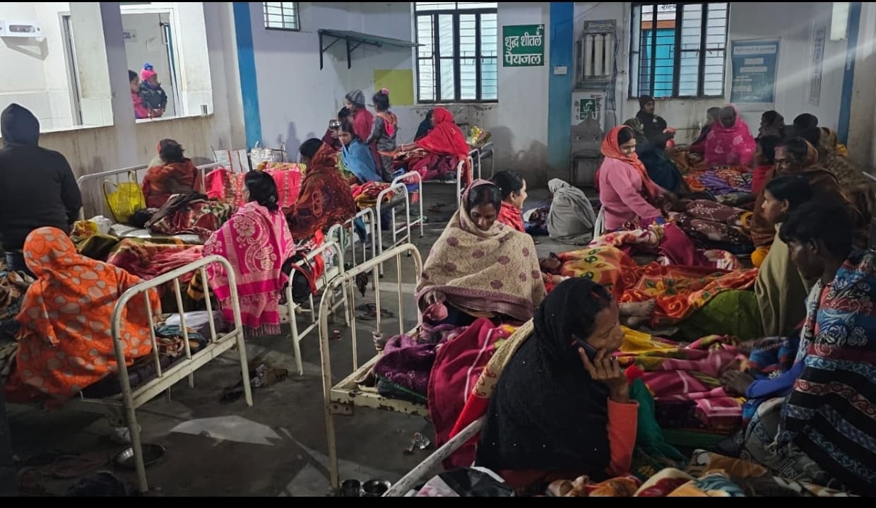 टीन की छत के नीचे बिना चादर वाले बेड पर महिलाओं ने काटी रात