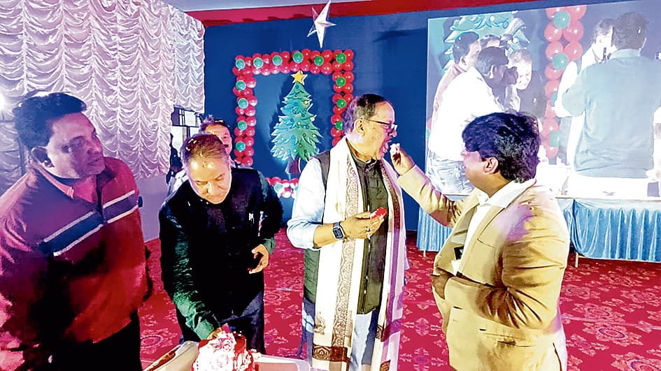 क्रिसमस के कार्यक्रम में केक खिलाने को लेकर उपजी अजीबोगरीब स्थित