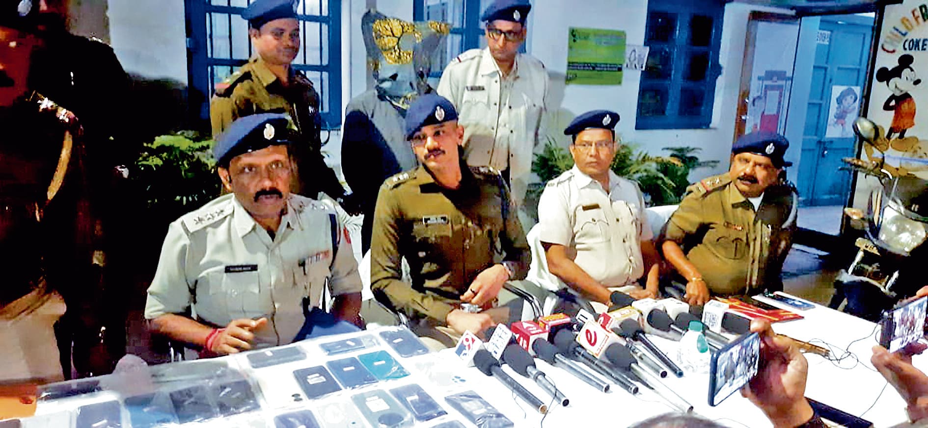 चोरी हुई 16 मोटरसाइकिलें और 60 मोबाइल पुलिस ने किया बरामद