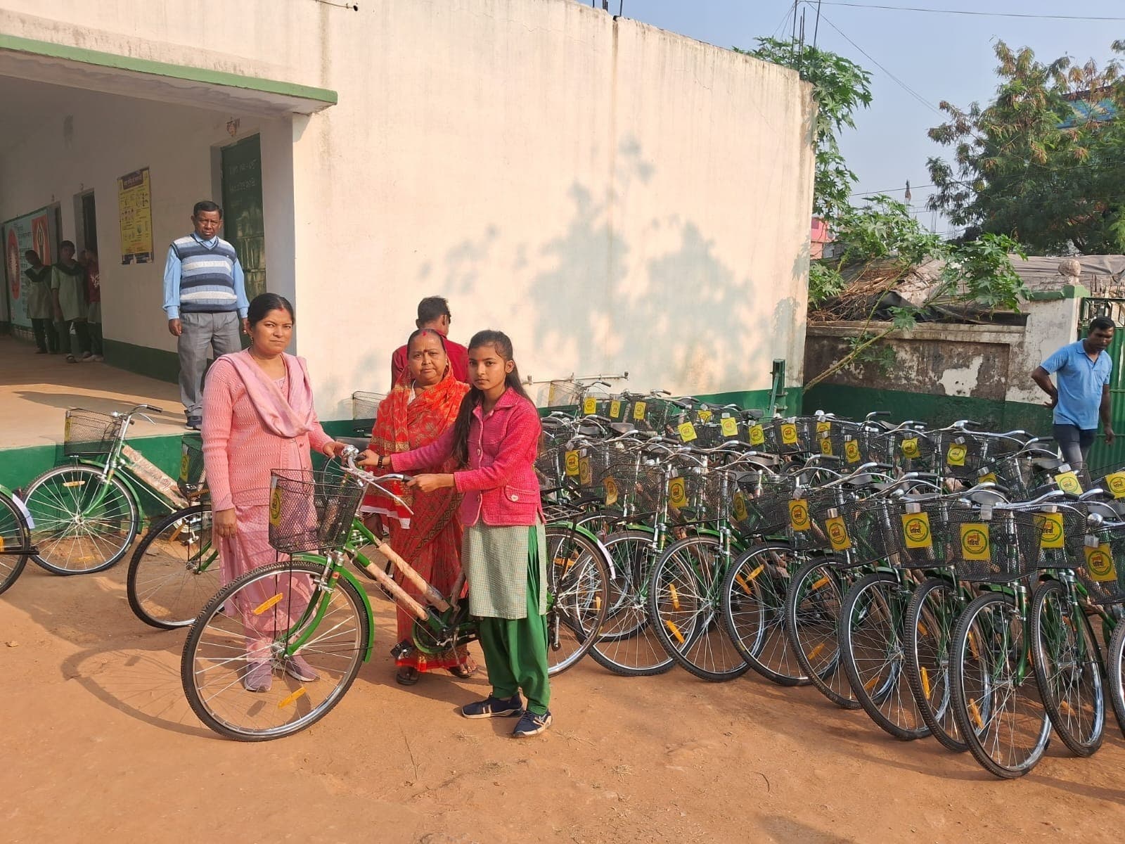 54 छात्राओं के बीच साइकिल का किया वितरण