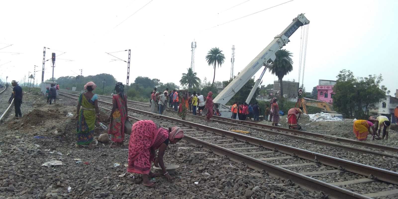 Chaibasa News : विकास कार्य को लेकर 12 ट्रेनें विभिन्न तिथियों में रहेंगी रद्द